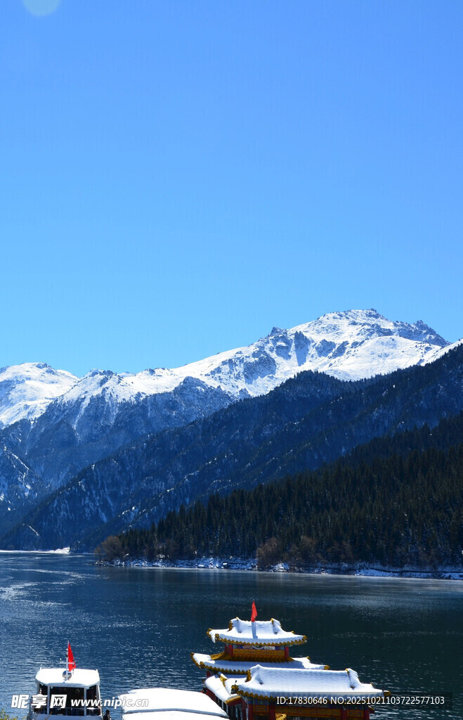 雪山下的宁静湖岸风光