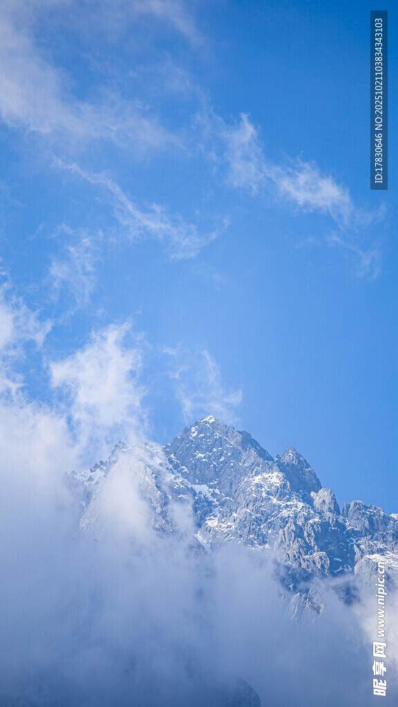 云端雪山美景