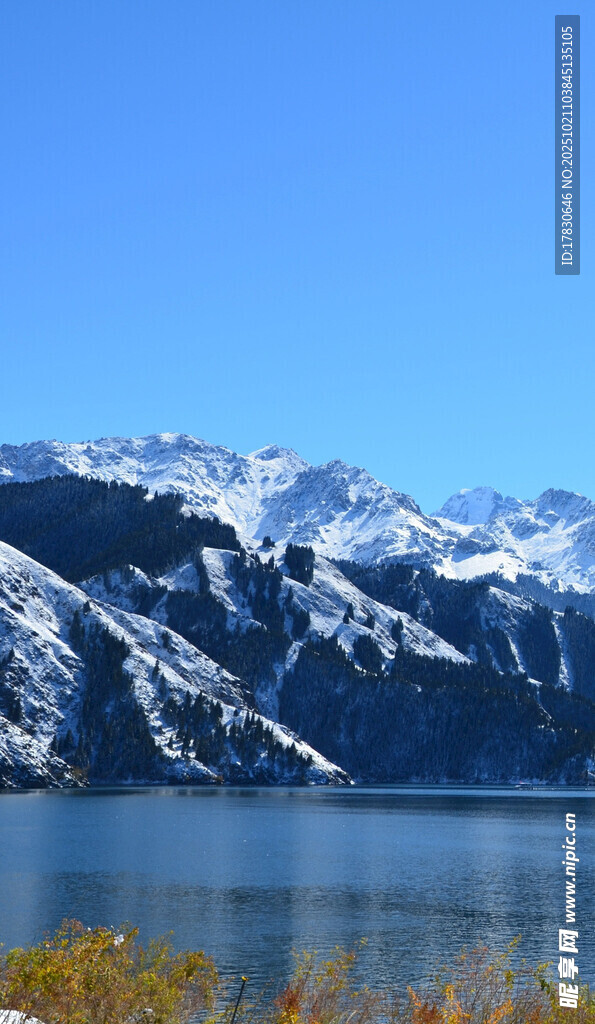 雪山下的静谧湖泊