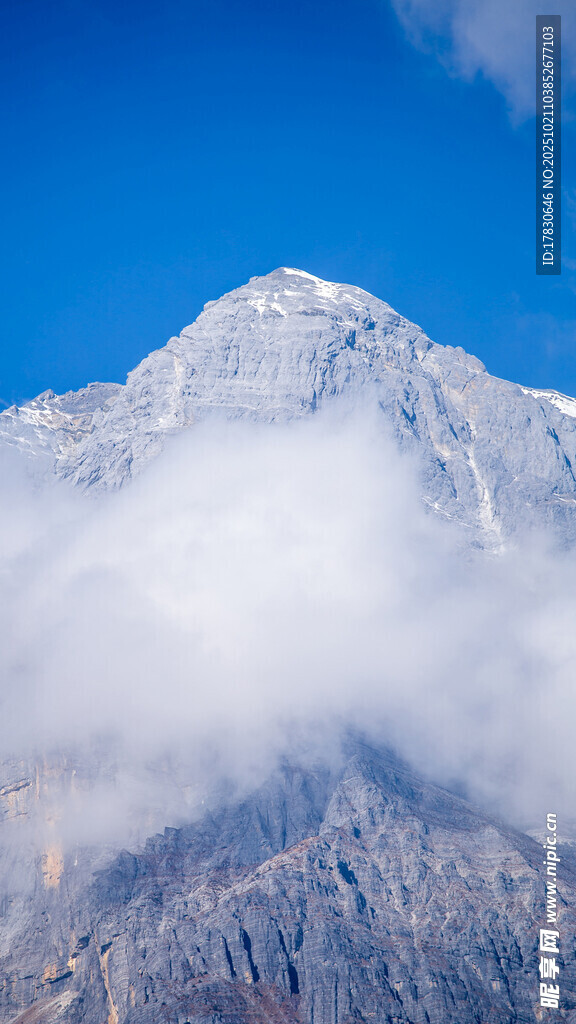 雪山云雾缭绕壮丽景象