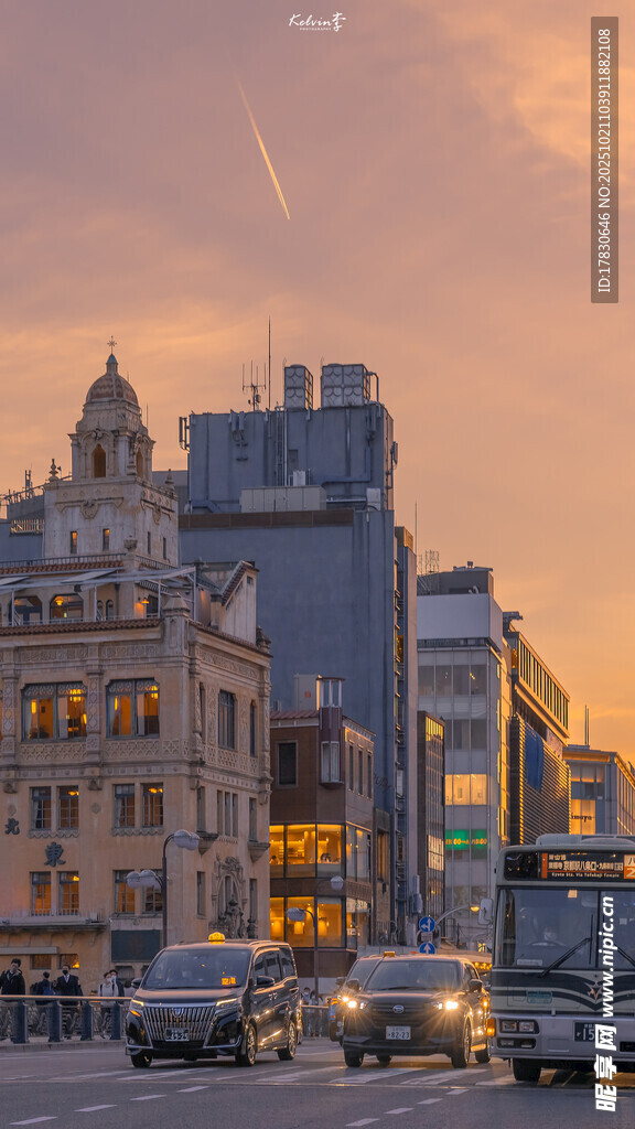 黄昏下的城市建筑景观