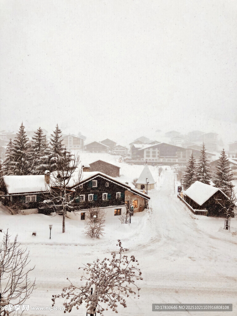 雪覆村庄美景