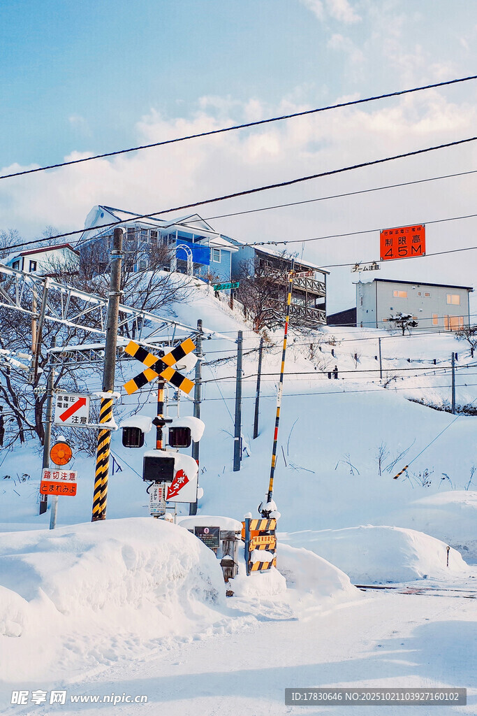 冬日雪境中的铁路道口