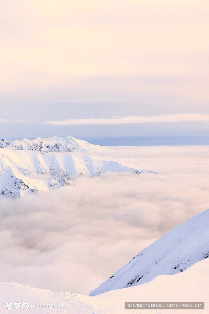 雪山云海壮丽美景