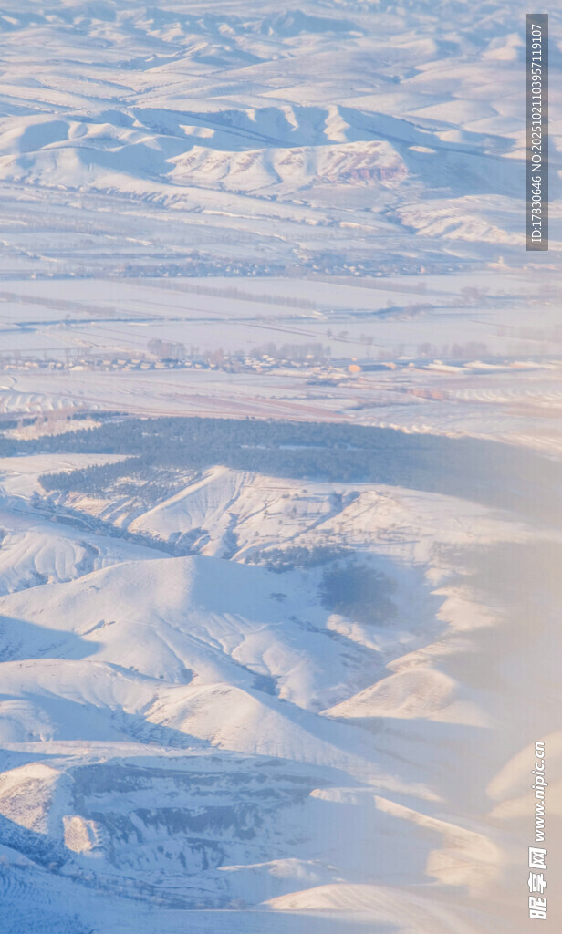 冬日雪景中的广袤雪地