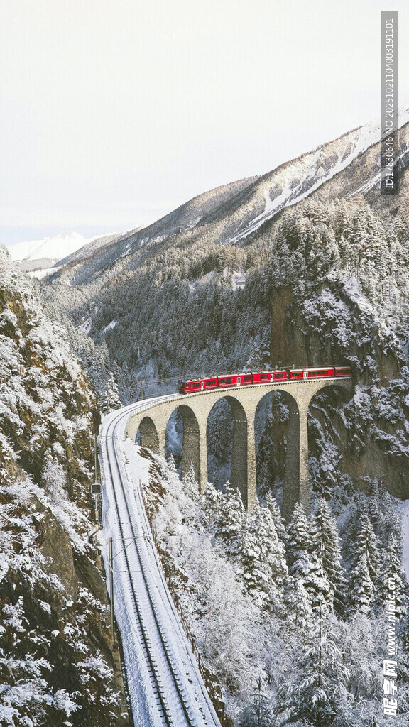 雪覆山间高架桥美景