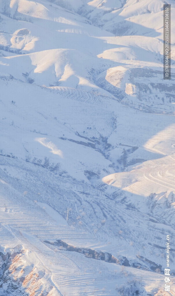 雪覆山峦美景