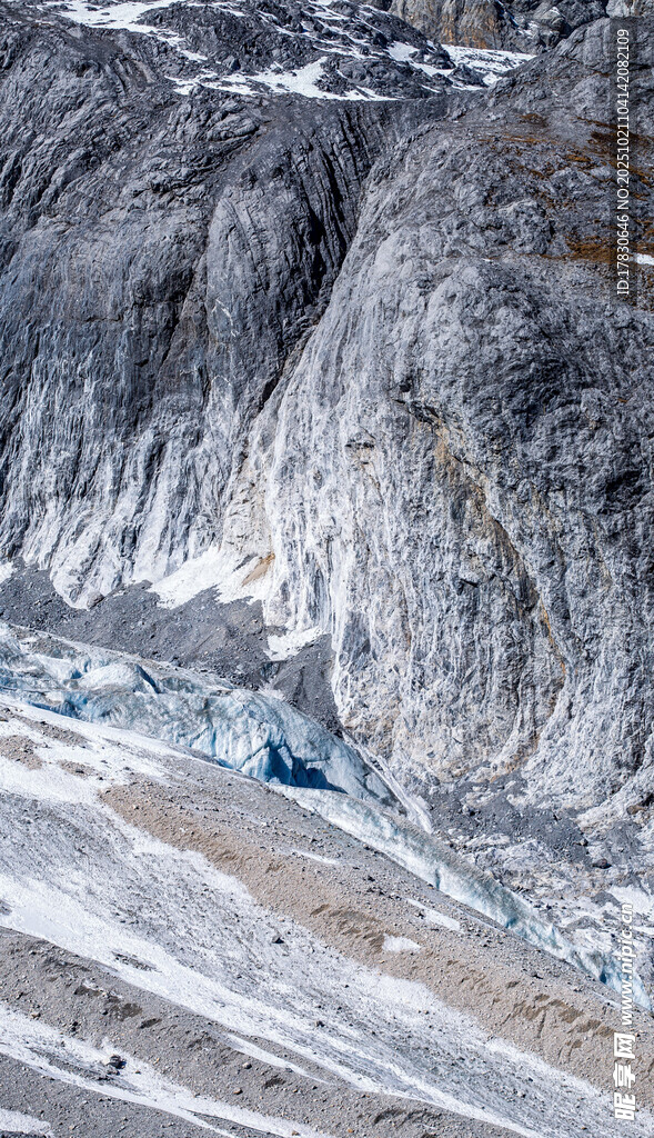 雪山下的蓝顶建筑