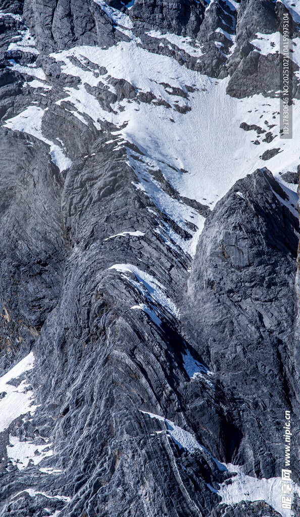 巍峨雪山壮丽景致