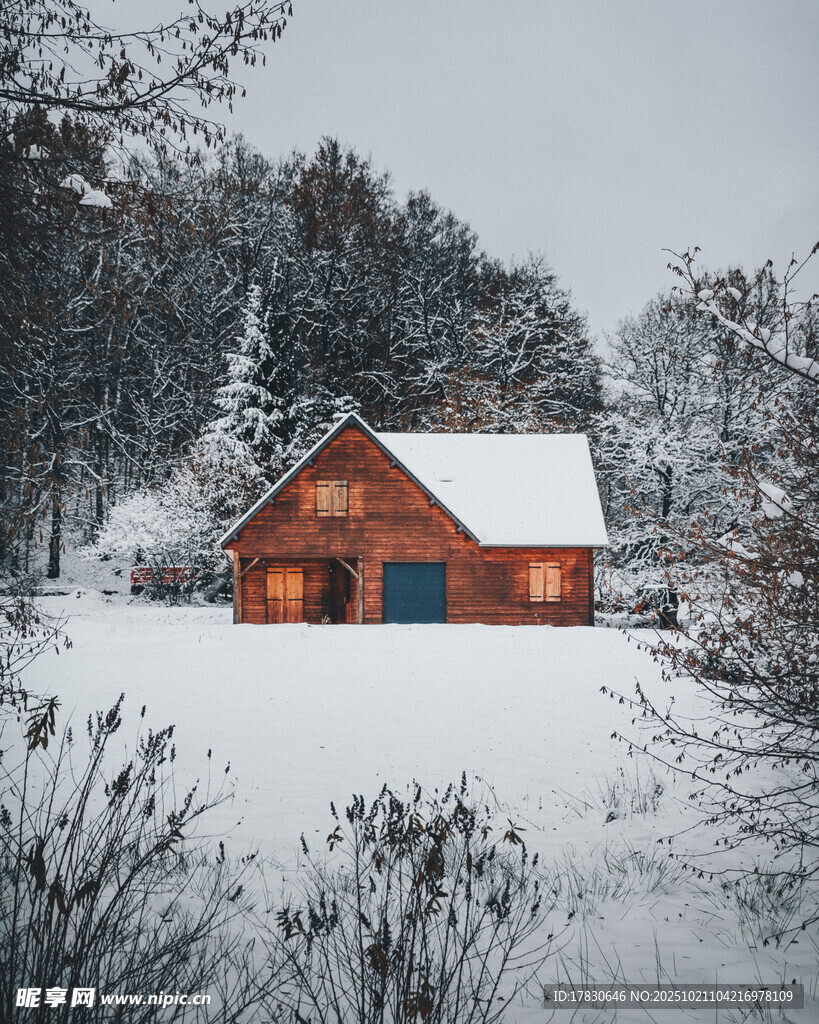 雪覆木屋冬日静谧景致