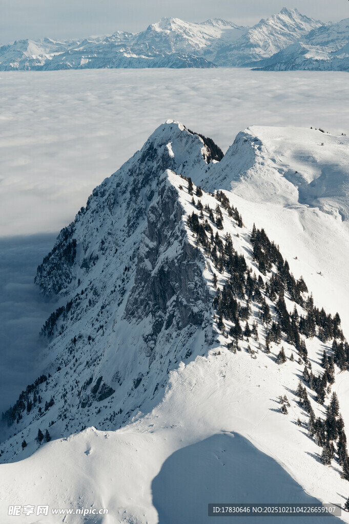 雪山之巅壮丽景观
