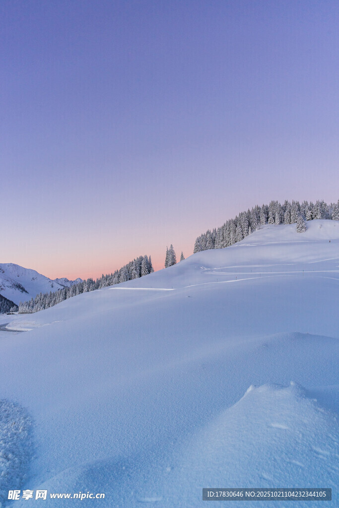 雪覆山峦的静谧黄昏景色