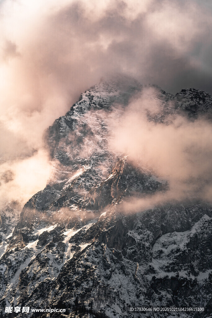 云雾缭绕的壮丽雪山