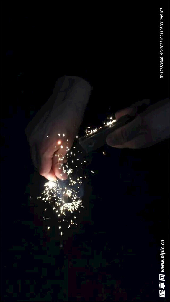 夜空中闪耀的绚烂仙女棒