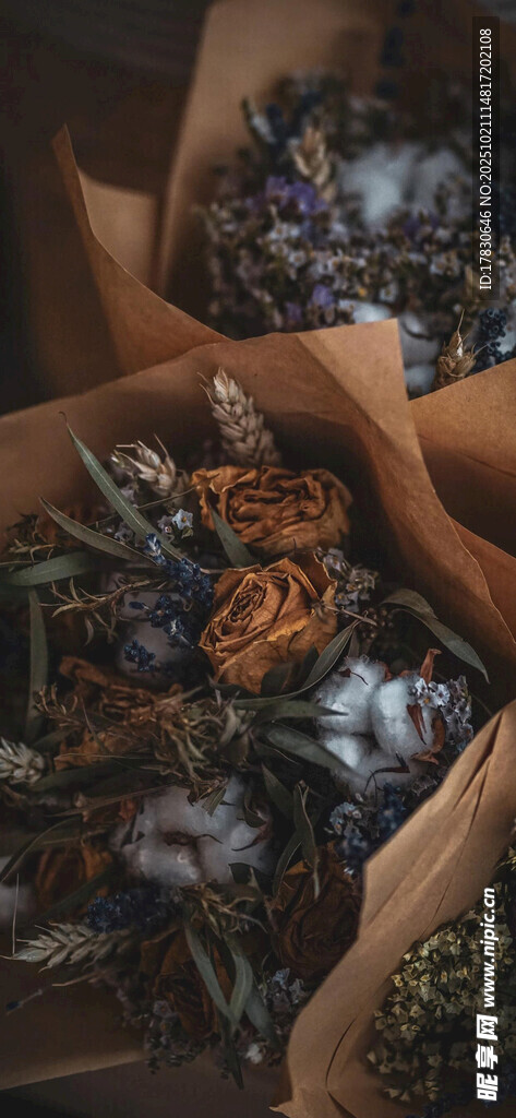 干花束置于纸盒中