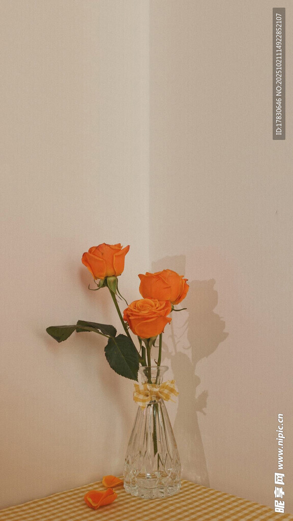 花瓶中的三朵橙色玫瑰