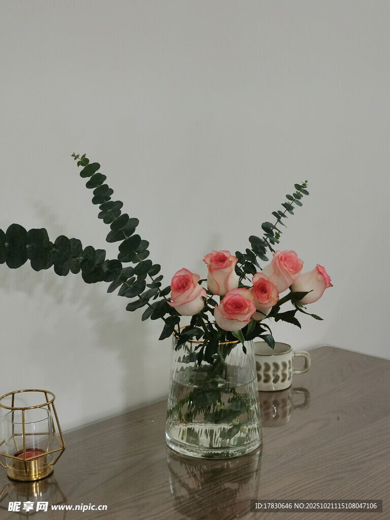 花瓶中的绿植与粉色花朵