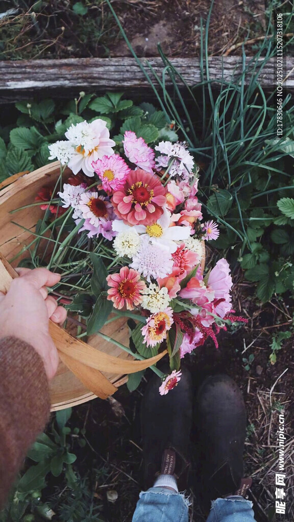 手捧缤纷鲜花的美好瞬间