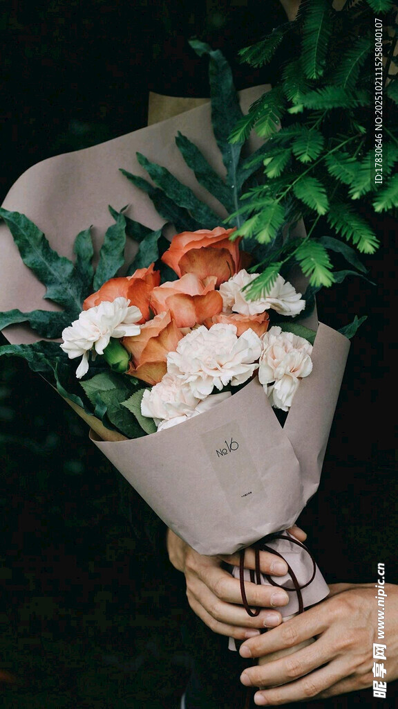 手捧多彩鲜花花束