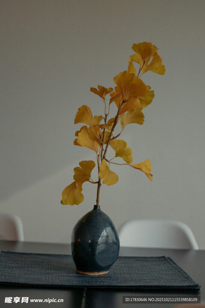 花瓶中绽放的金黄银杏枝
