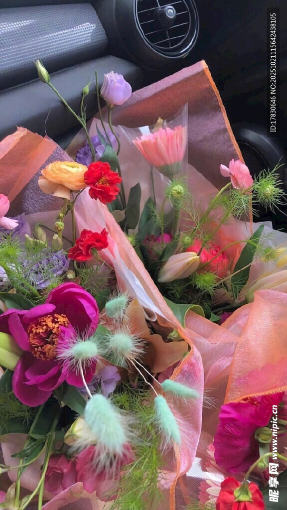 多彩鲜花束车内浪漫风景