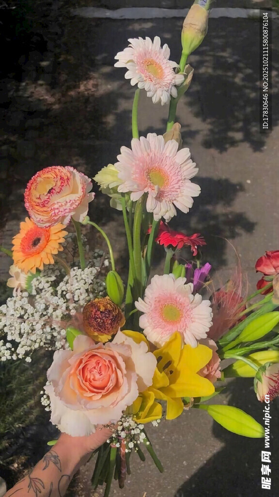 多彩鲜花手捧花束