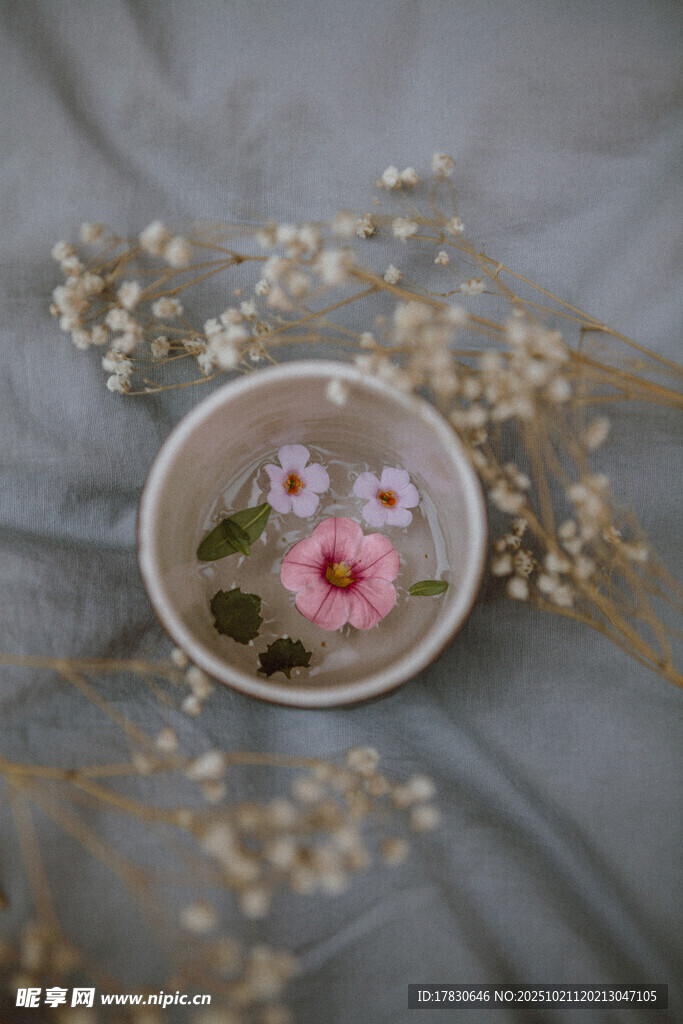 精致小花饰于素雅碗中
