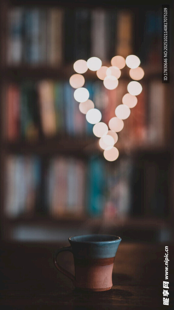 心形灯泡悬浮于书架前