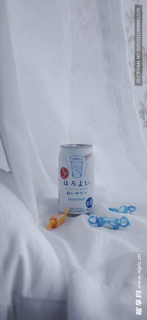 床上的饮料罐与散落物品