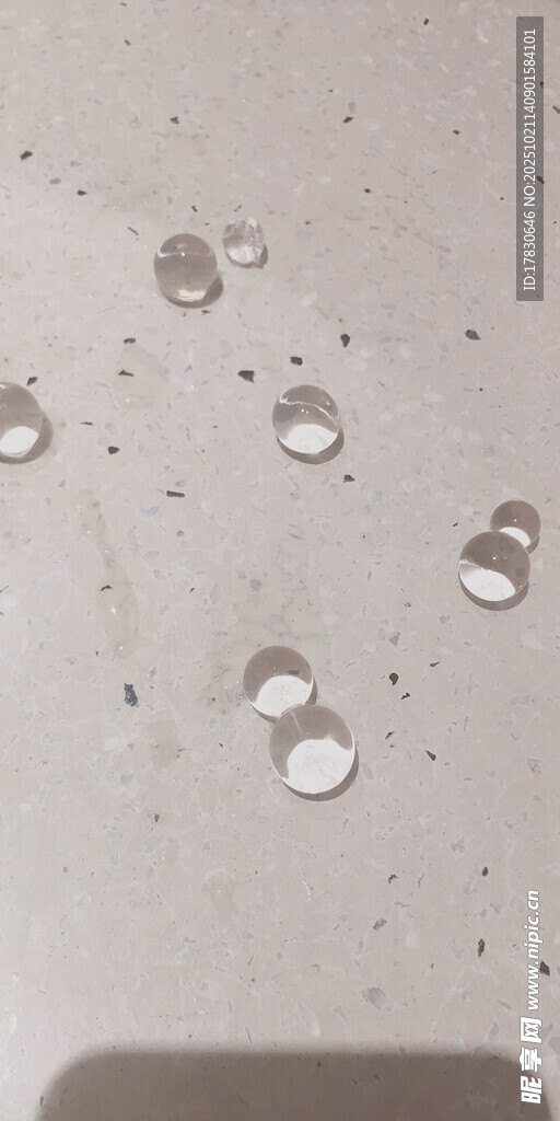 金属表面的晶莹水滴