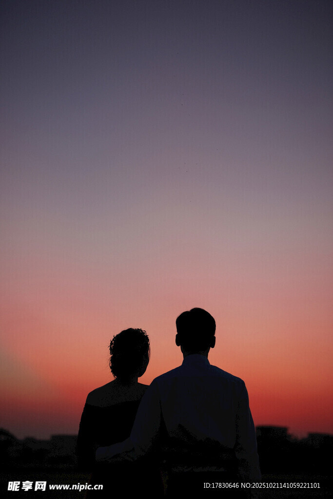 夕阳下的两人背影
