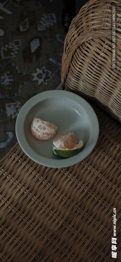 竹编上的青瓷碗与茶点