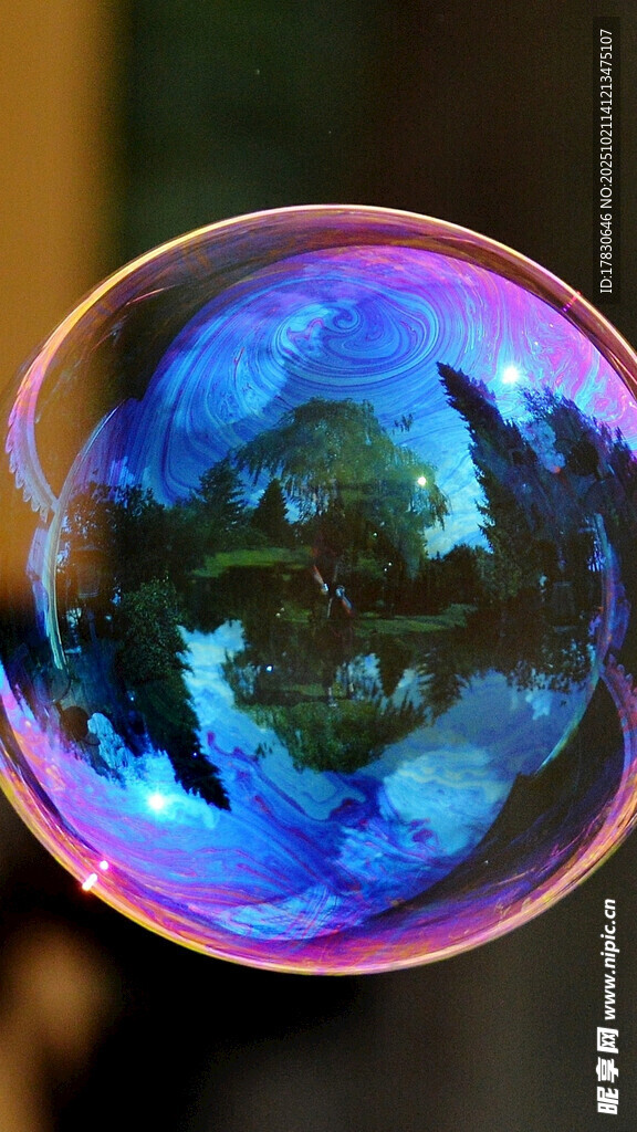 梦幻多彩泡泡中的奇幻景象