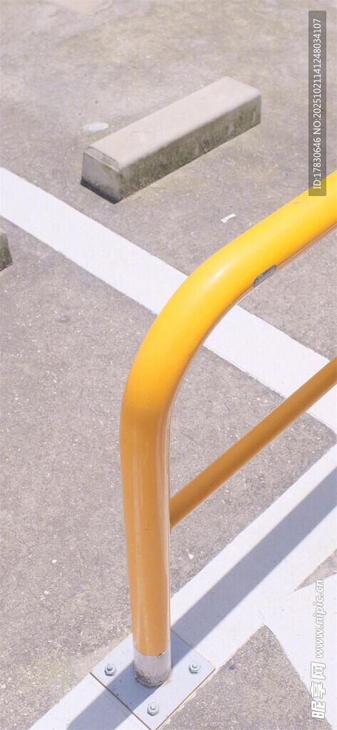 黄色护栏地面标线清晰