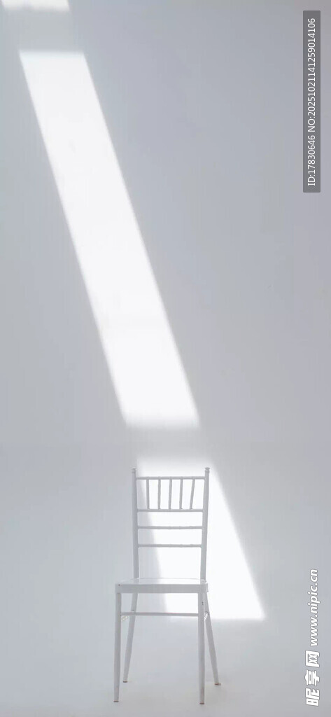 简约室内的白色椅子