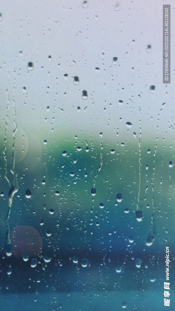 玻璃上的雨滴朦胧景致