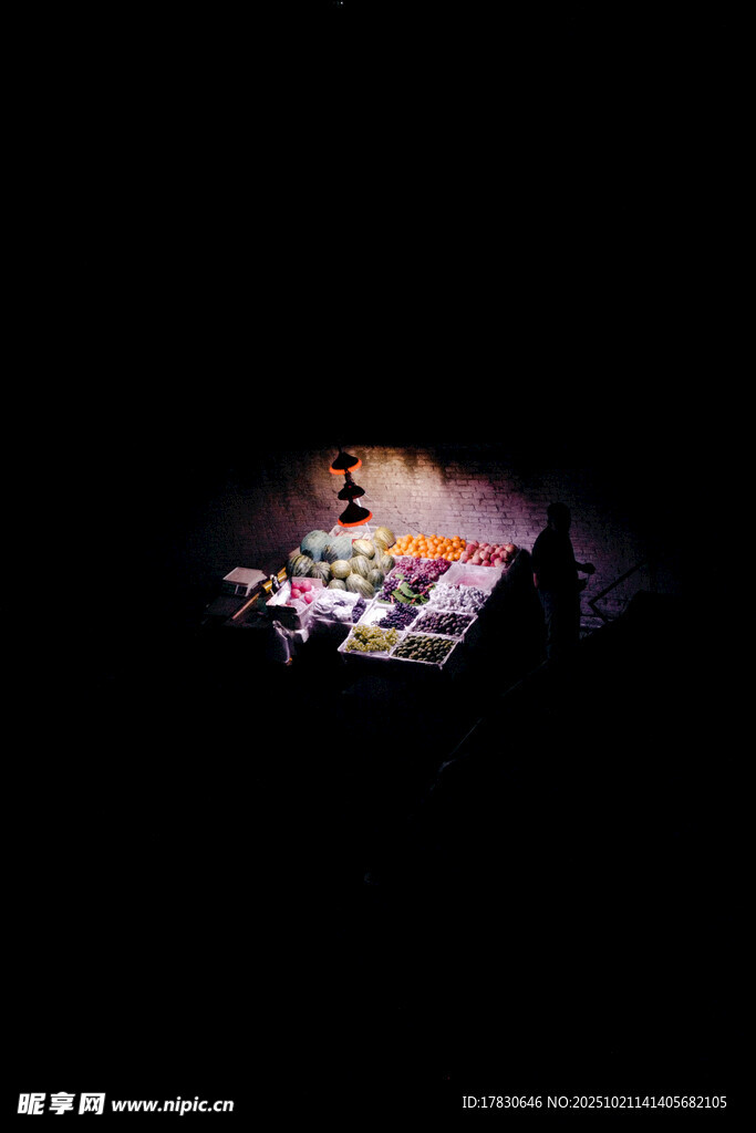 夜空中的多彩光影奇观