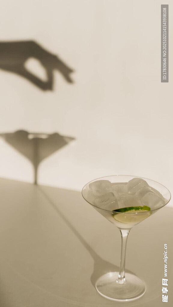 手影下的精致马天尼酒杯
