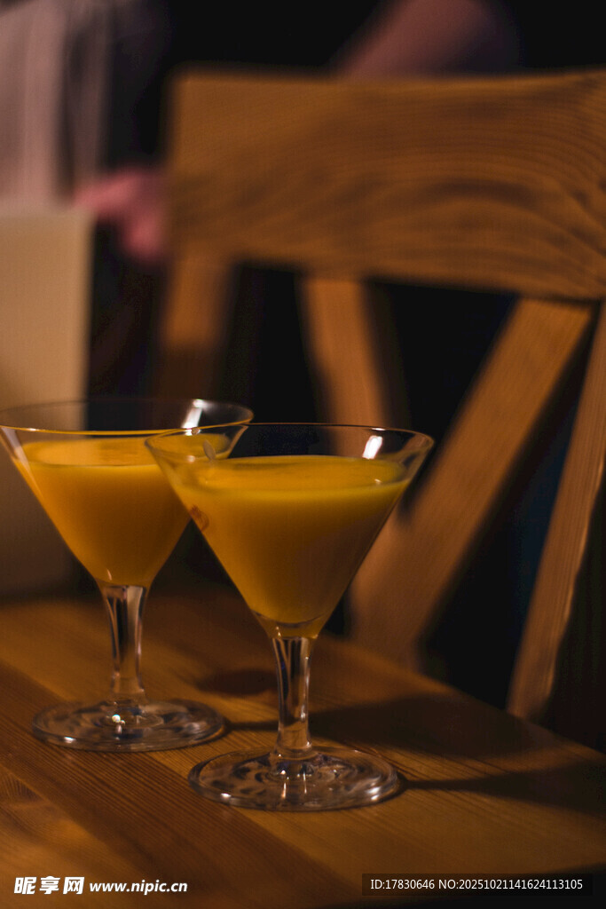 两杯诱人黄色鸡尾酒