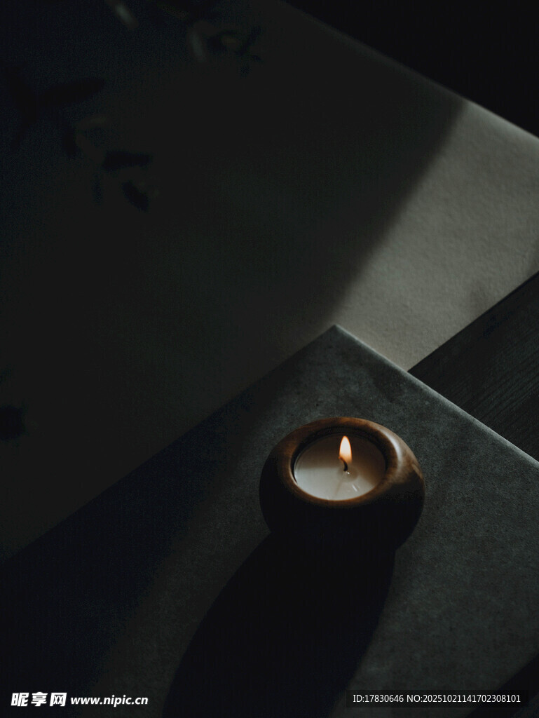暗光下的精致戒指