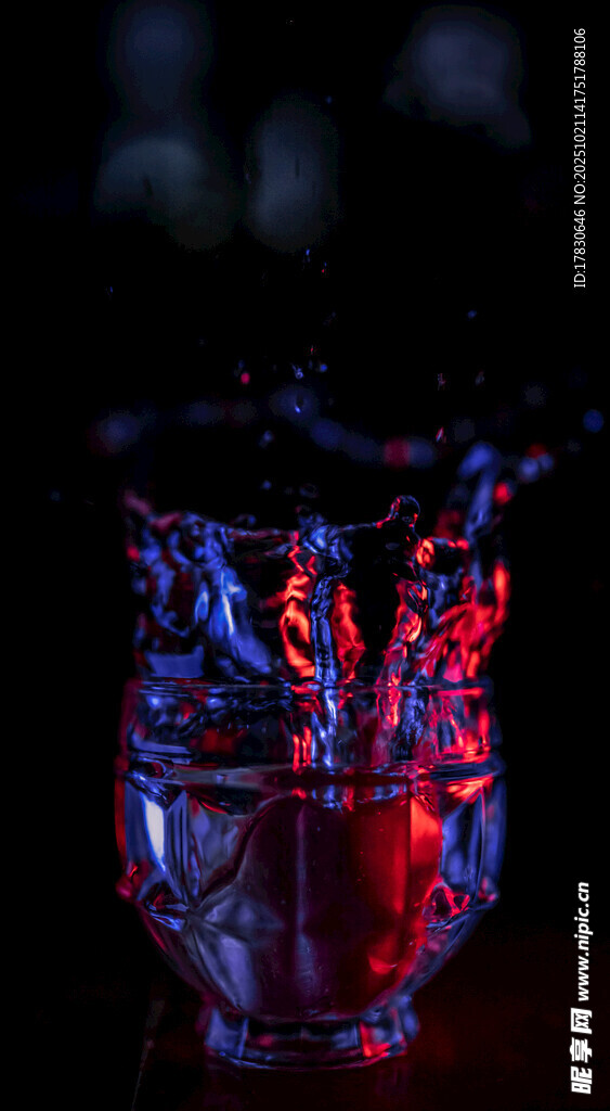 红蓝光影下的破碎玻璃杯