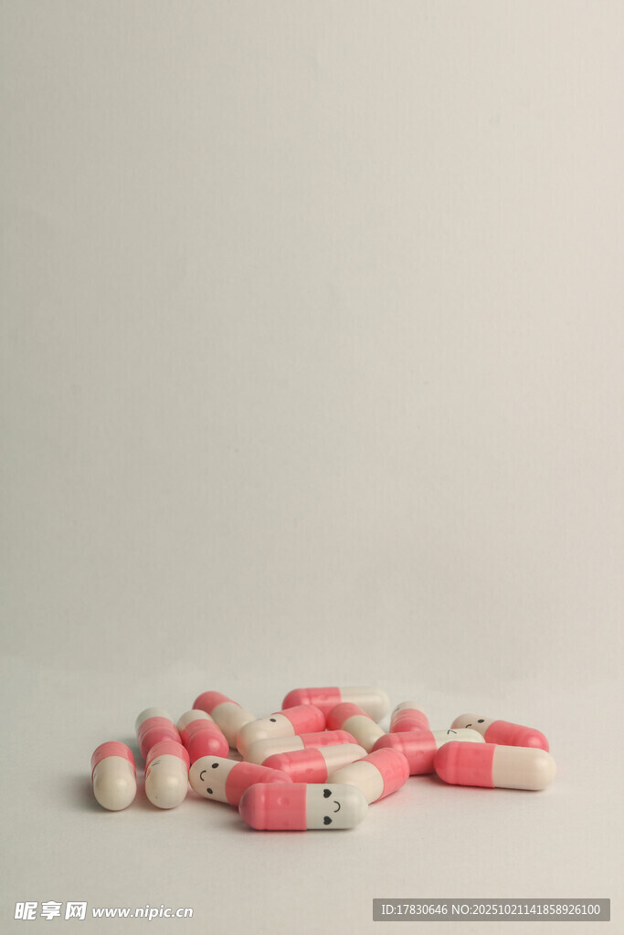 红白相间胶囊散落画面