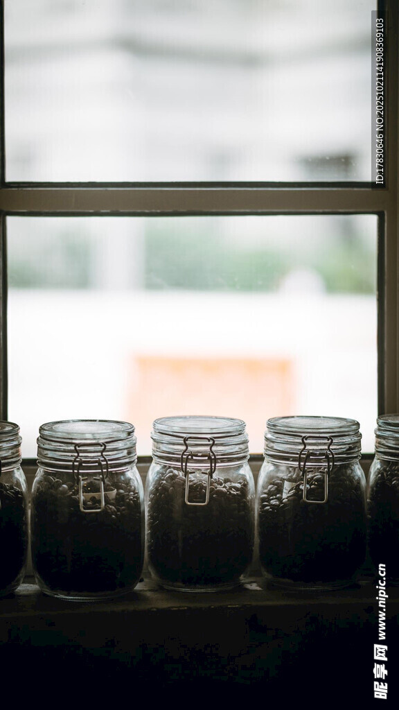 窗边排列的玻璃罐子