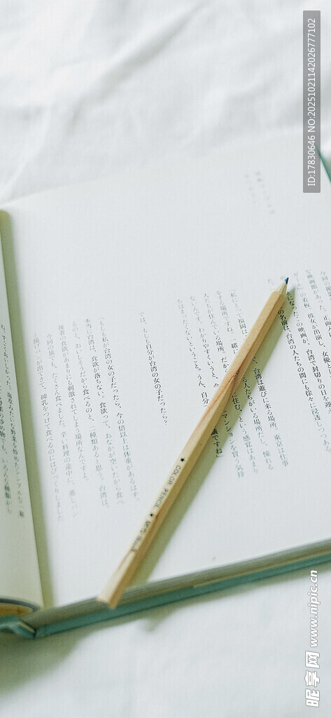 翻开的书本与两支笔