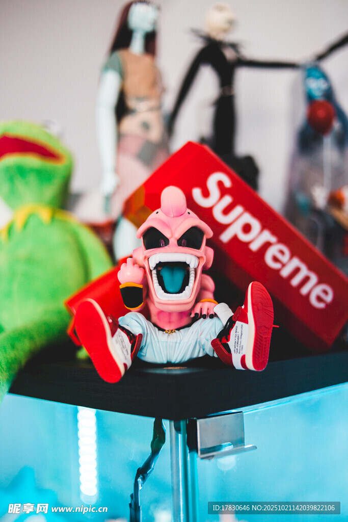 潮玩Supreme玩偶展示