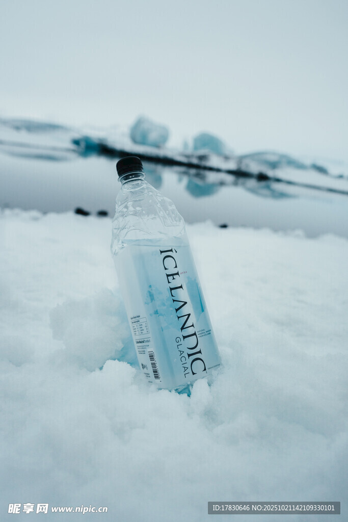雪地中的透明玻璃瓶