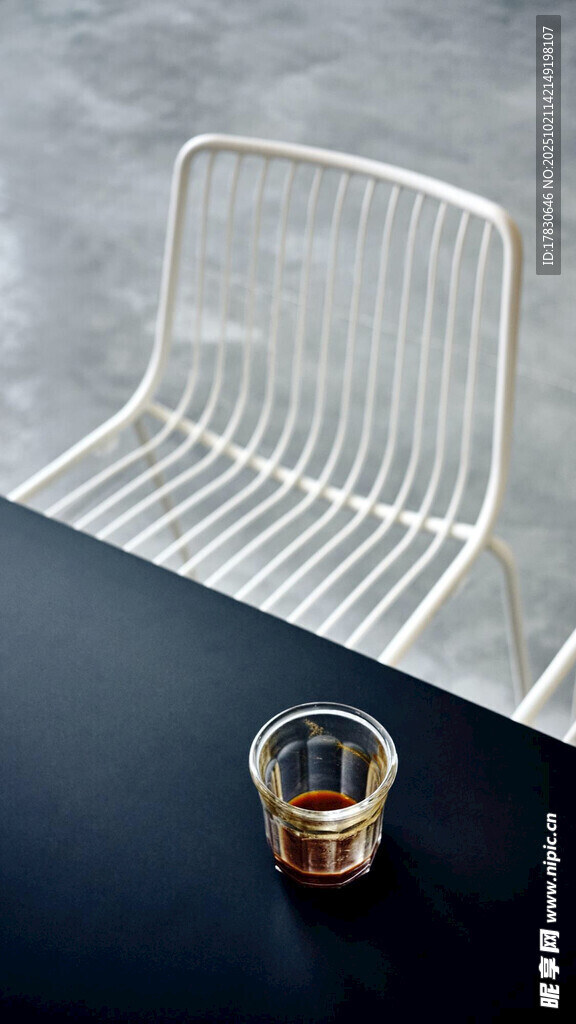 简约金属架搭配小杯具