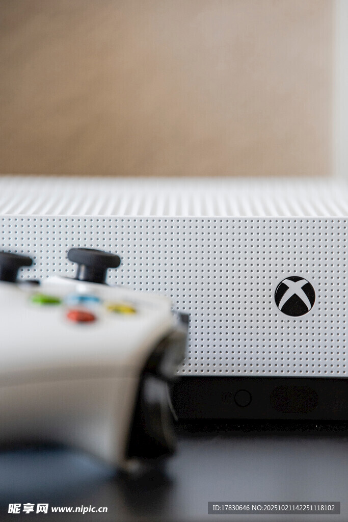Xbox游戏机与游戏手柄
