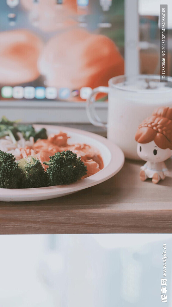 美味菜肴与饮品的诱人组合