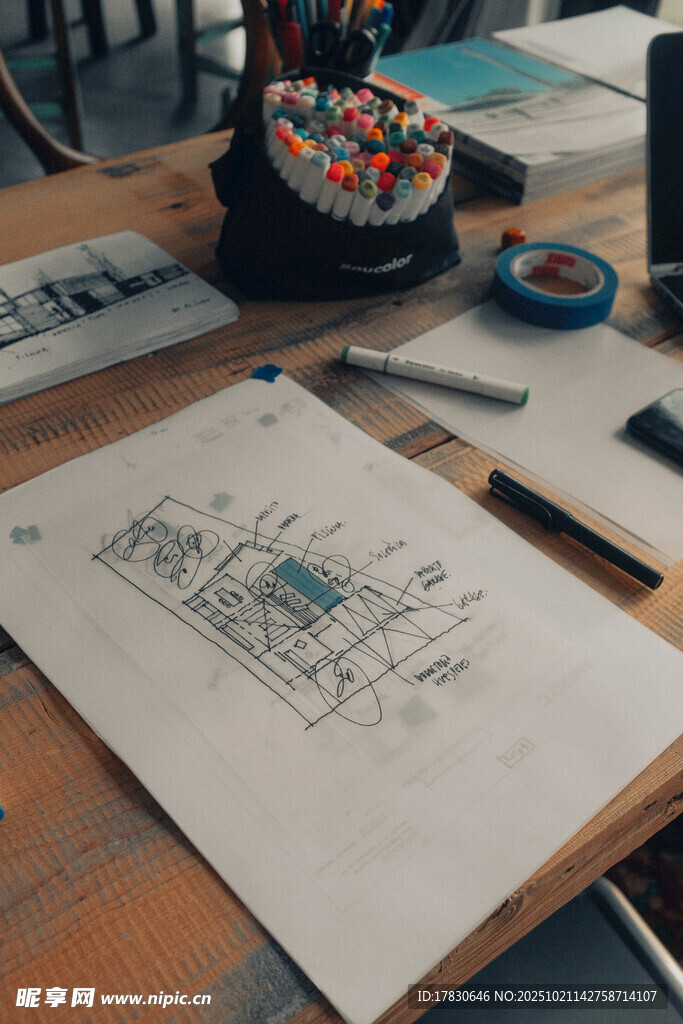 桌上的建筑手绘草图